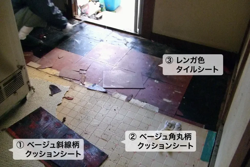 台所の床張替えで、古いクッションシートを剥がしている途中の床