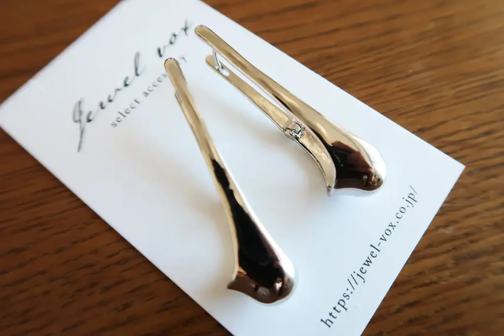 変形オーバルメタルフープピアス