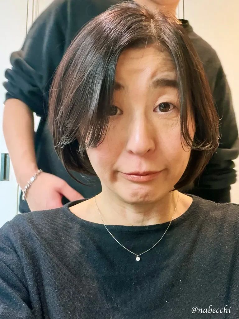 美容室で完成した明るいカラーのショートボブ。白髪ぼかしで透明感が出た根元と洗練されたシルエット。