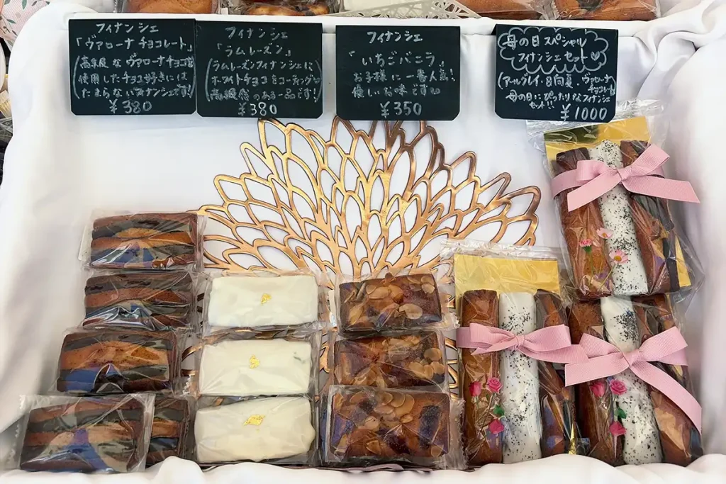 「HaneulSweets」のフィナンシェ。ヴァローナチョコやアールグレイなど、個包装された美味しそうな焼き菓子がカゴに並んでいる。