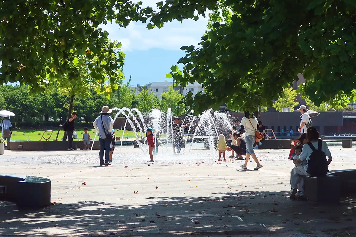 富岩運河環水公園で噴水遊びを楽しむ子どもたち