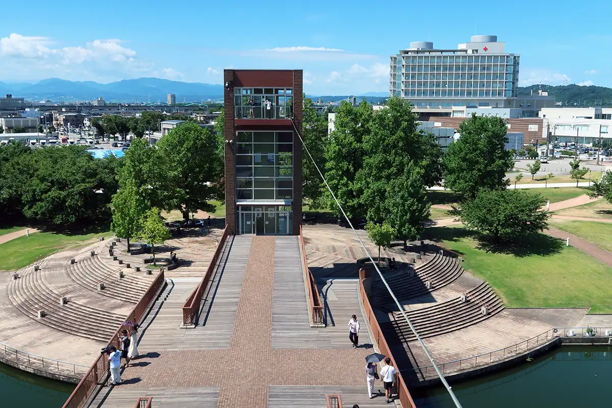夏の富岩運河環水公園の水辺風景