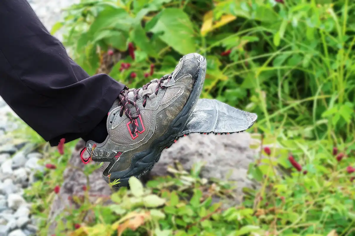 劣化して靴底が剥がれたハイキングシューズ