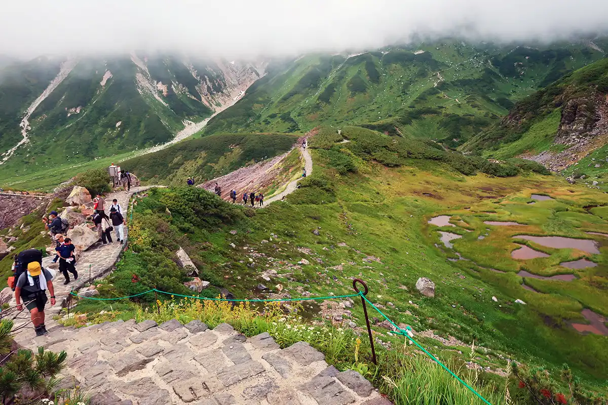 赤茶色の地形が広がる地獄谷の風景