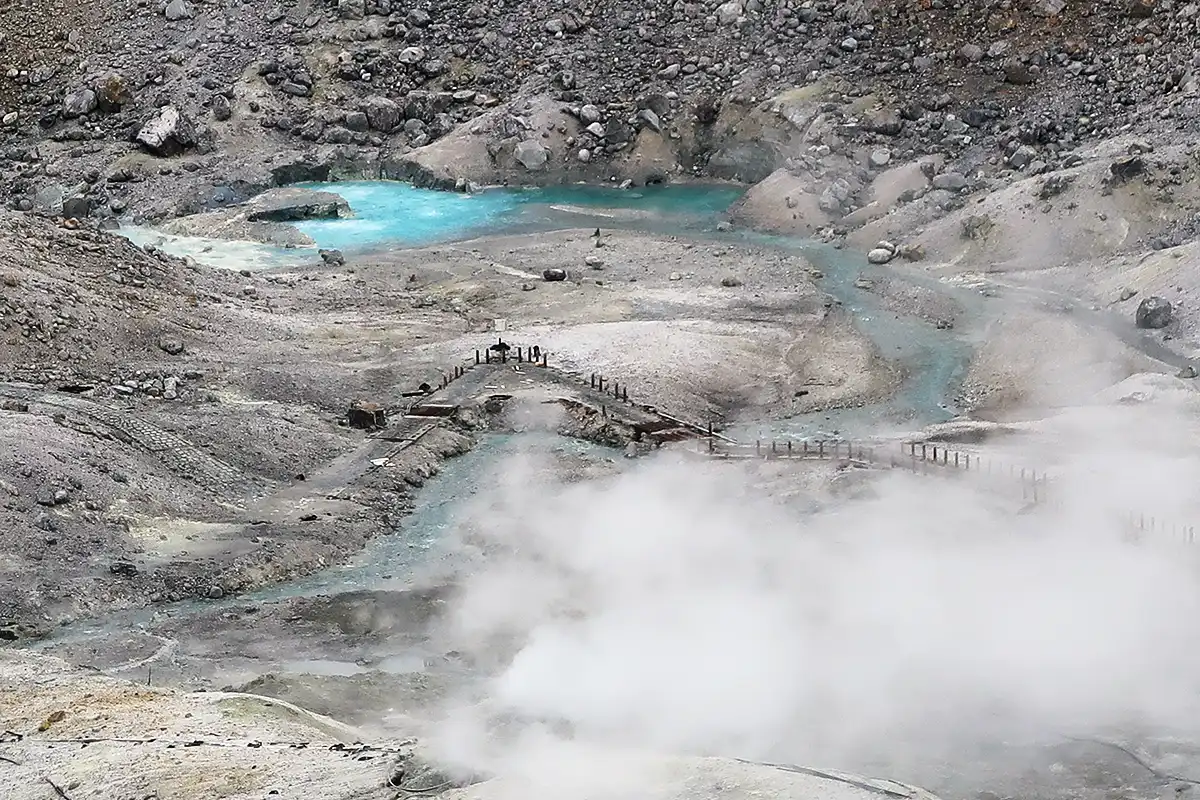 ガスが立ち上る立山室堂の地獄谷