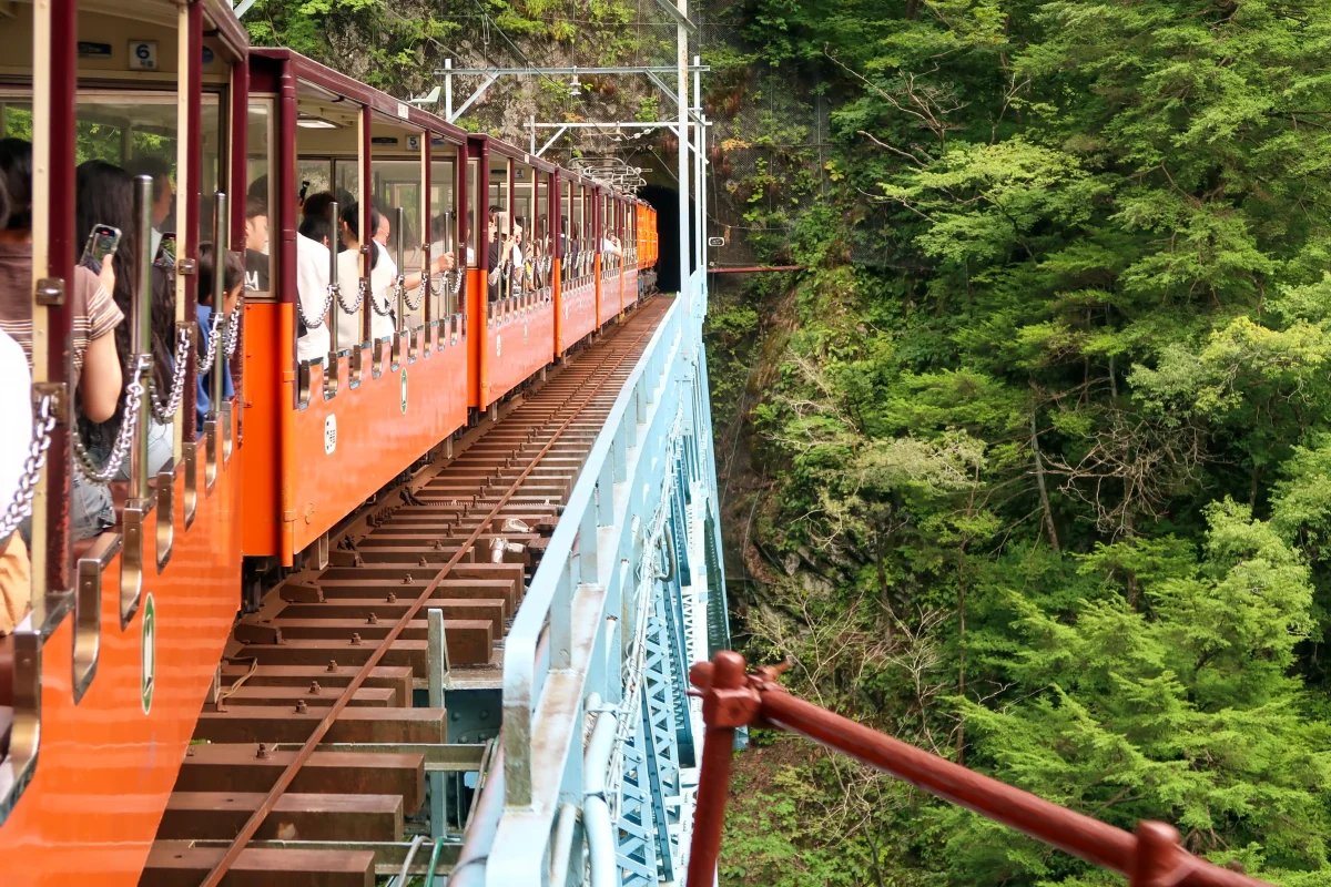 黒部峡谷を走るトロッコ電車