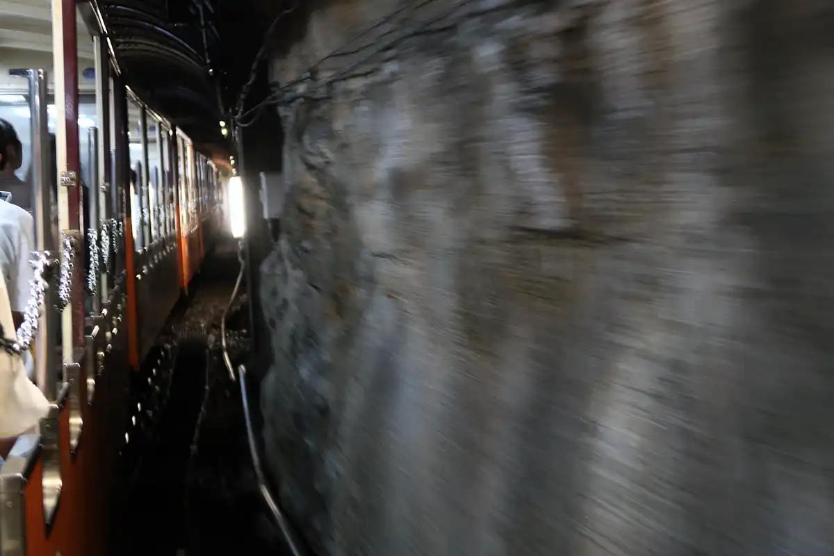黒部峡谷トロッコ電車がトンネルを抜ける風景