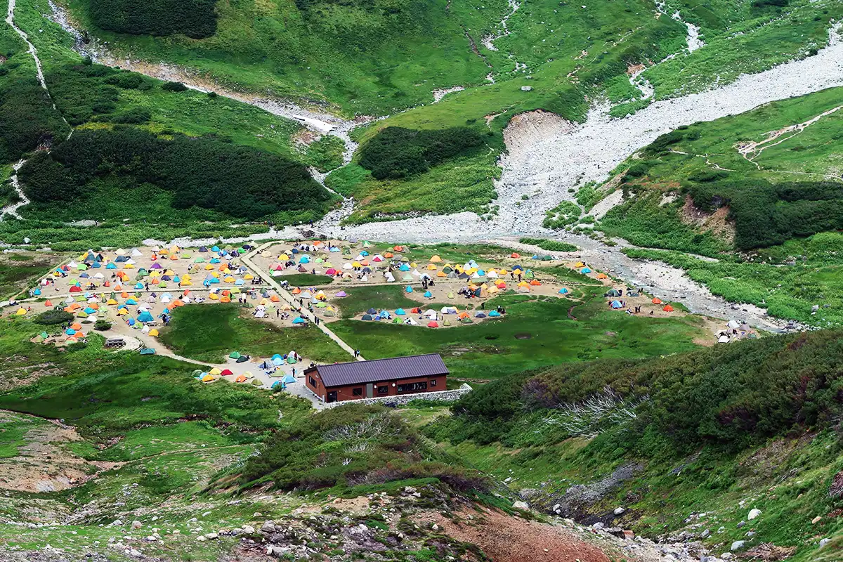 カラフルなテントが並ぶ雷鳥沢キャンプ場