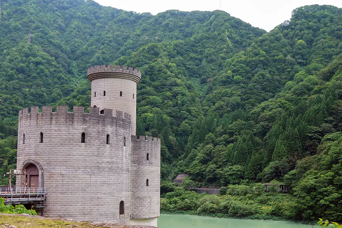 湖上に浮かぶ新柳河原発電所