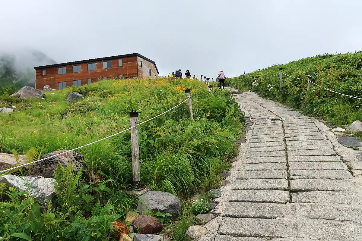 階段の先に見える立山室堂山荘
