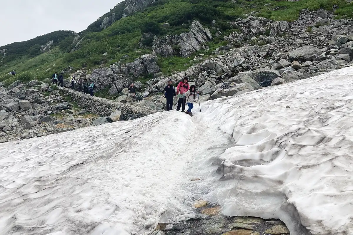 お盆の立山室堂に残る残雪