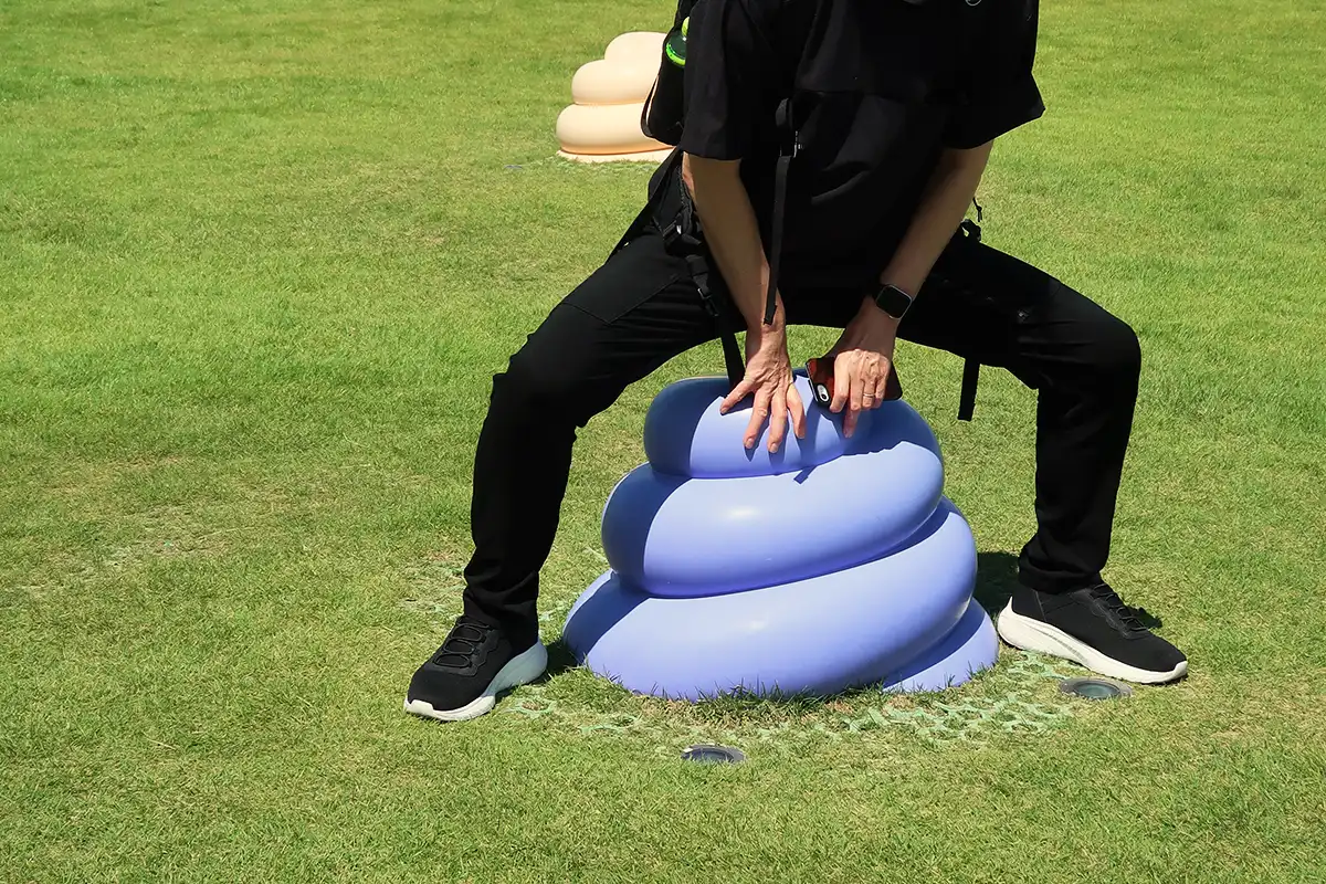 富山県美術館屋上の遊べる庭園で過ごす大人