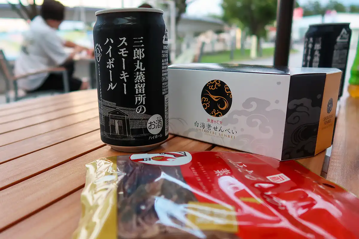 白海老せんべいやほたるいかの素干しとハイボール