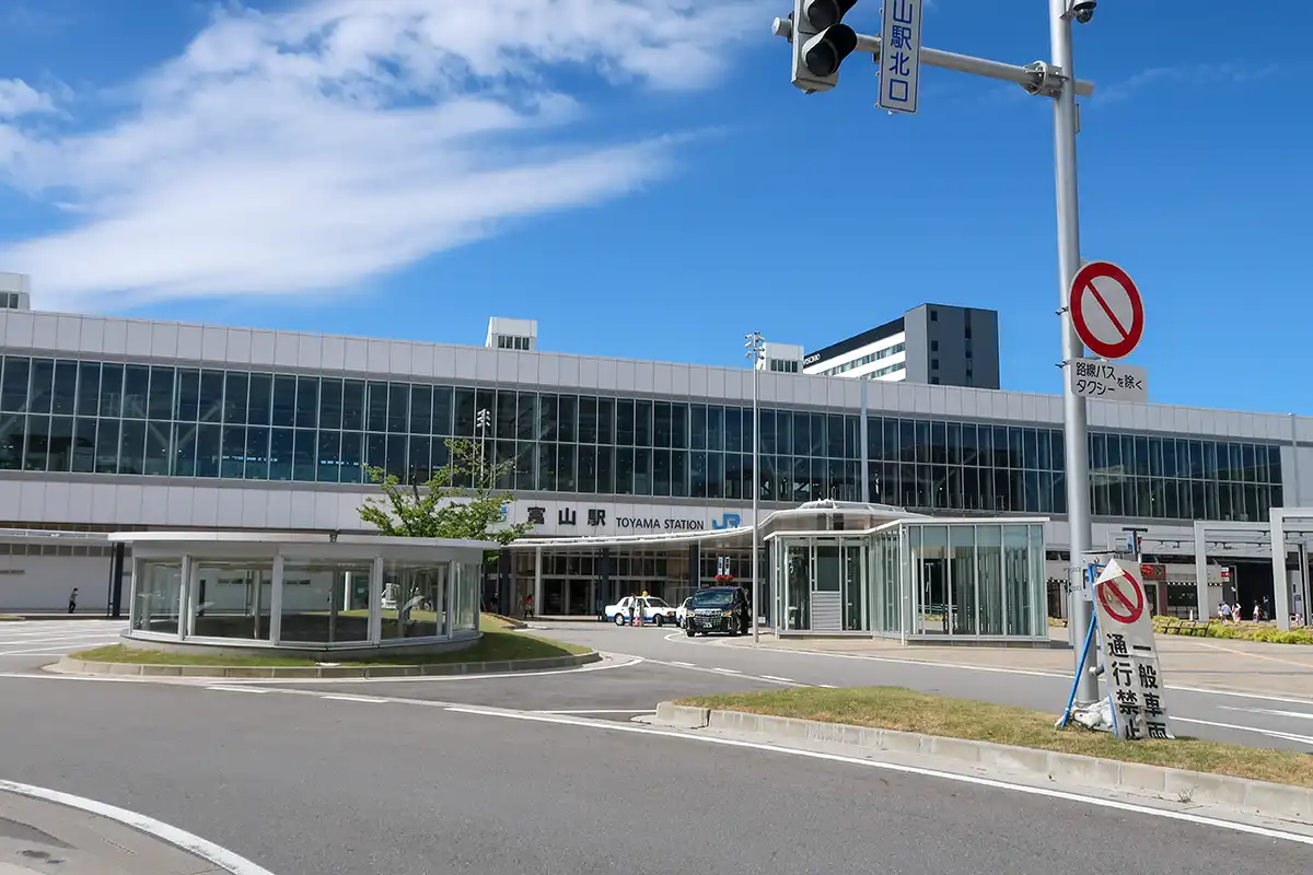 北陸新幹線で到着した夏の富山駅