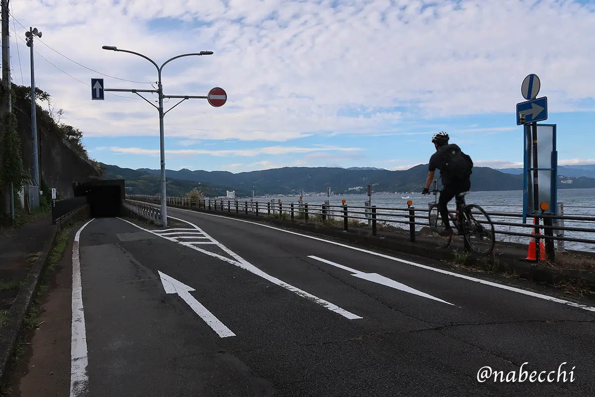 伊東の海沿いをサイクリングする風景