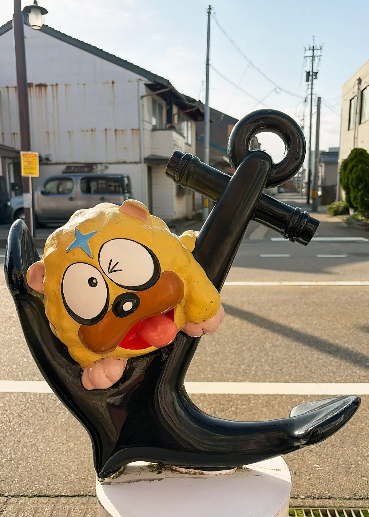 忍者ハットリくんの獅子丸(ししまる)と錨モチーフのモニュメント