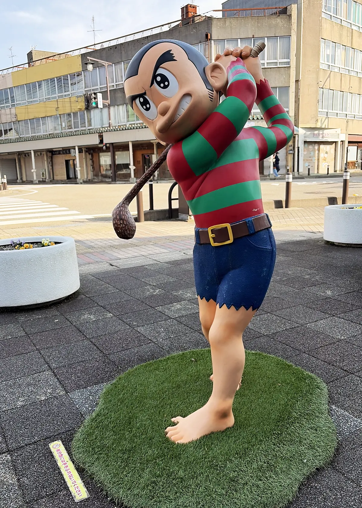 氷見市の街中に設置されたプロゴルファー猿の立体モニュメント