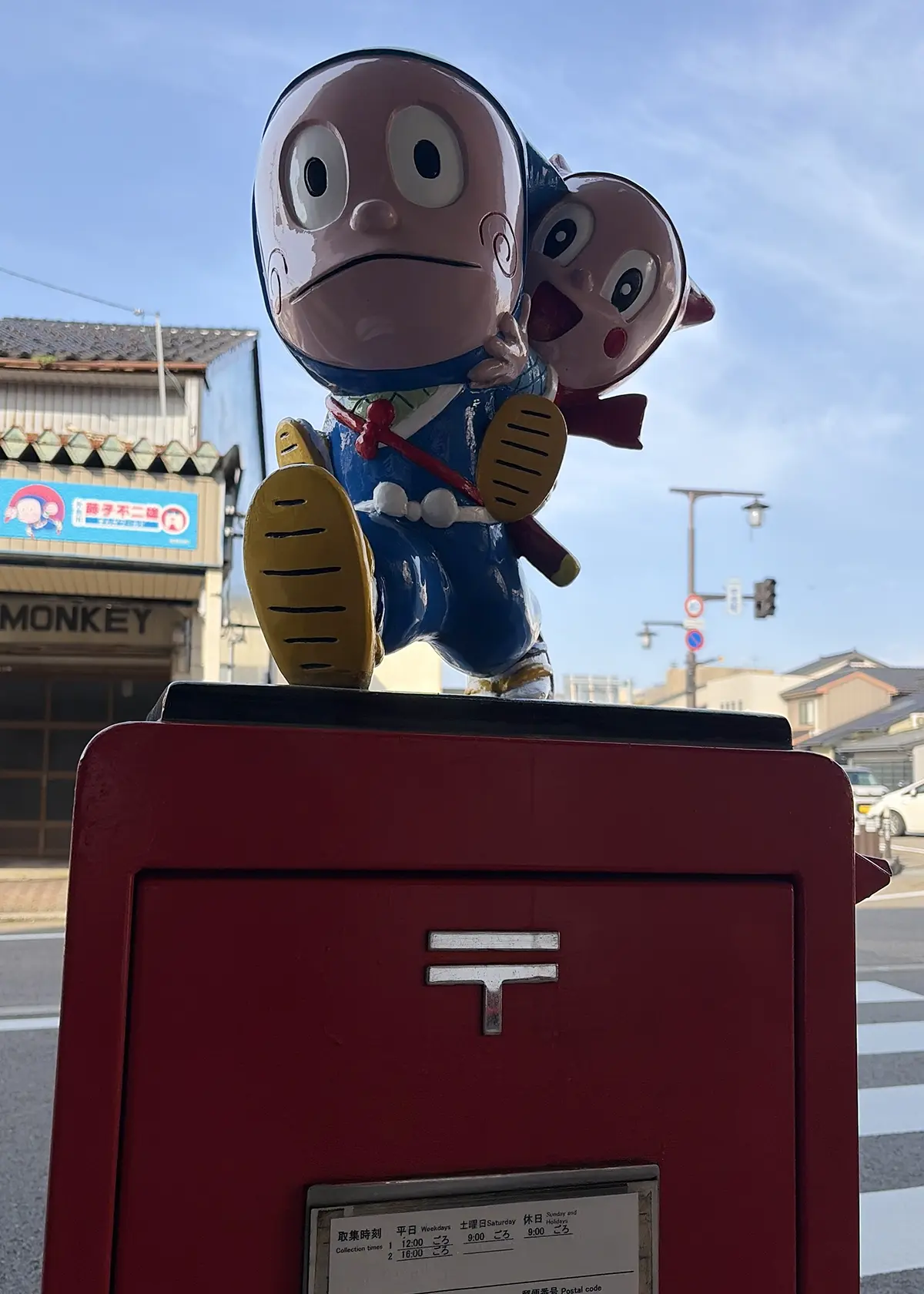 忍者ハットリくんの像が乗った氷見市の赤いポスト