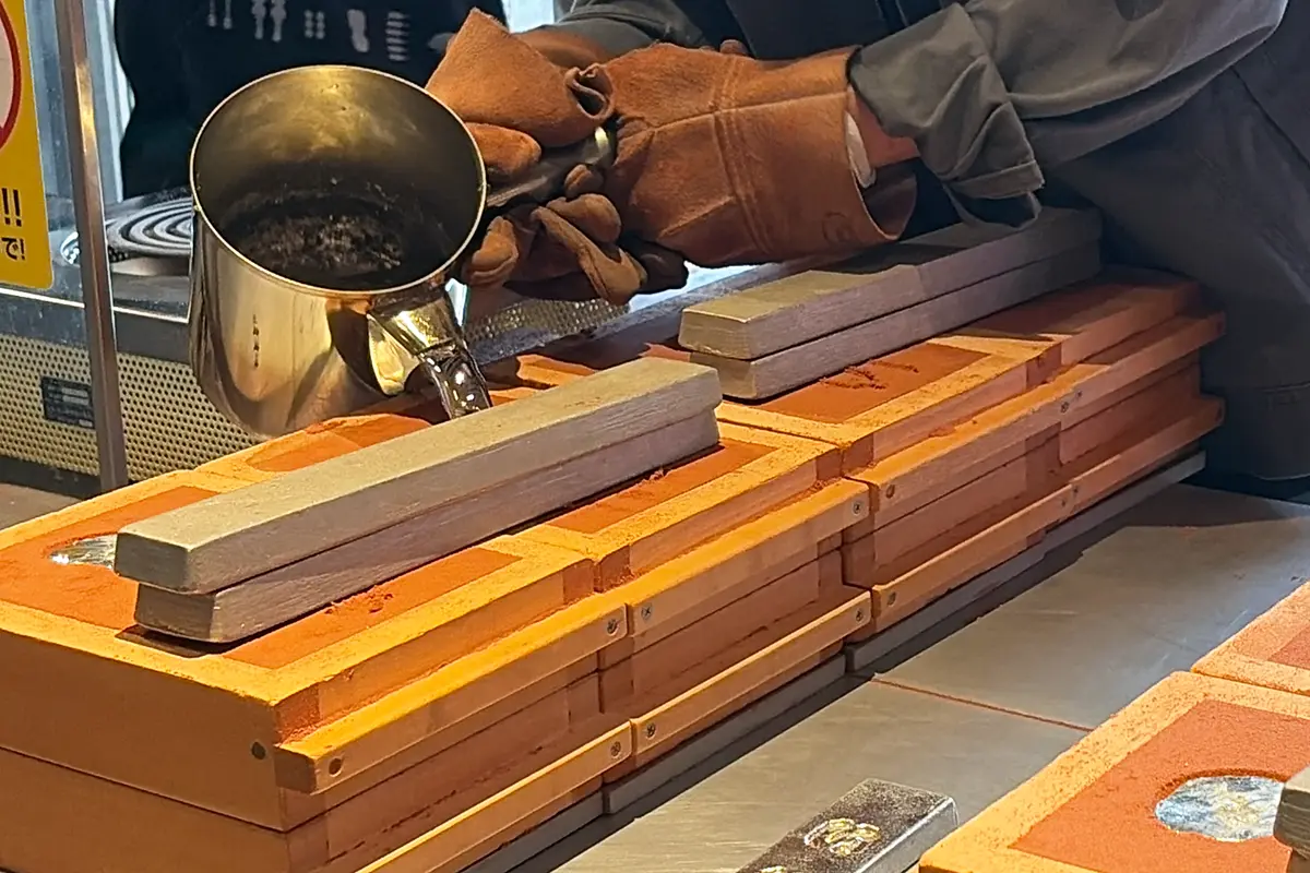 溶けた錫を流し込む