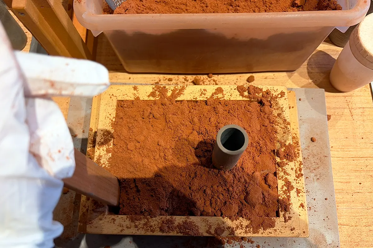 木枠いっぱいまで砂を盛り固める工程