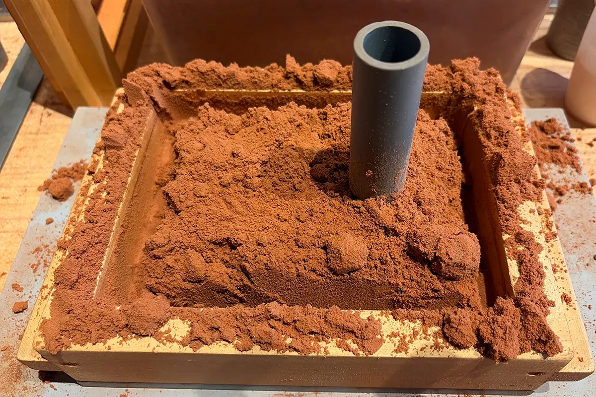 砂を押し固めて型をしっかり固定する作業