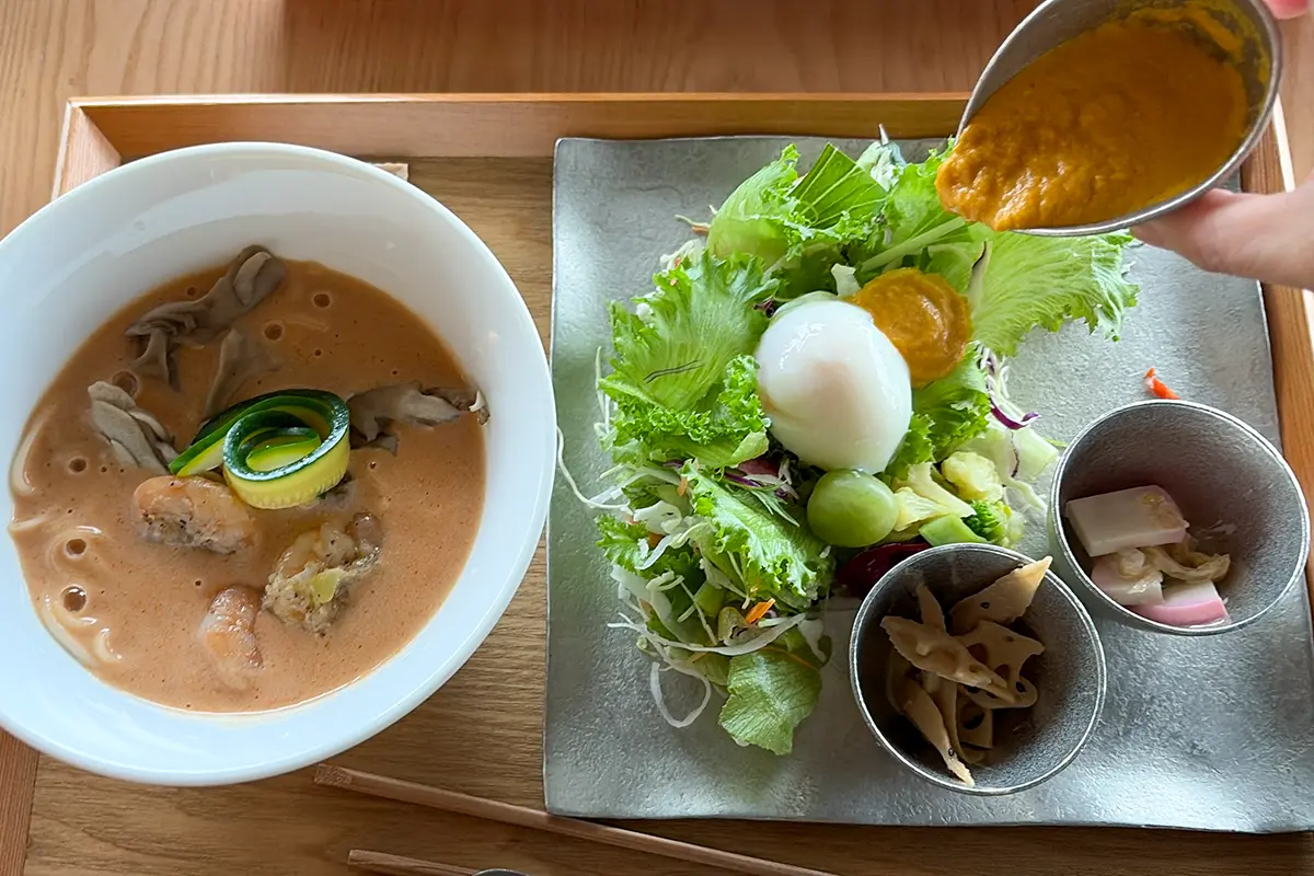 能作で食べた海老クリームうどんとサラダのランチセット