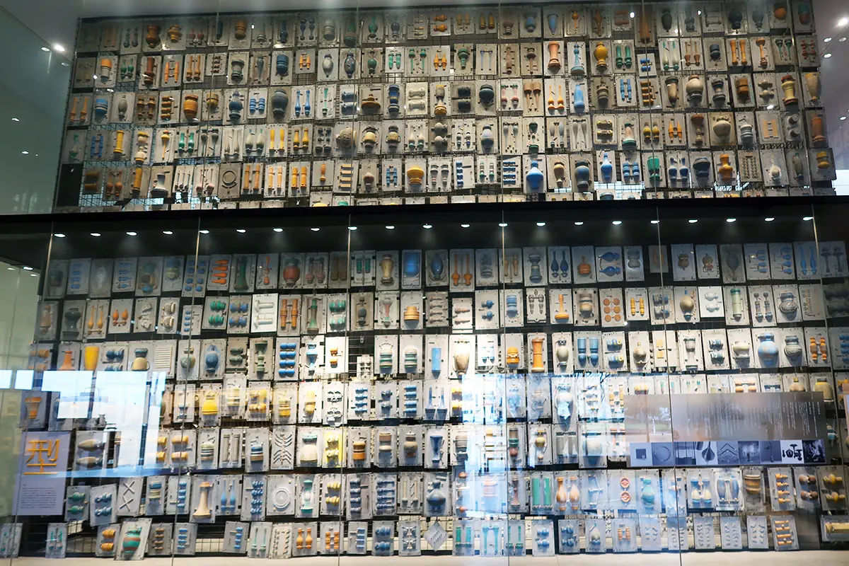 能作の館内に展示された鋳物の木型が壁一面に並ぶ様子