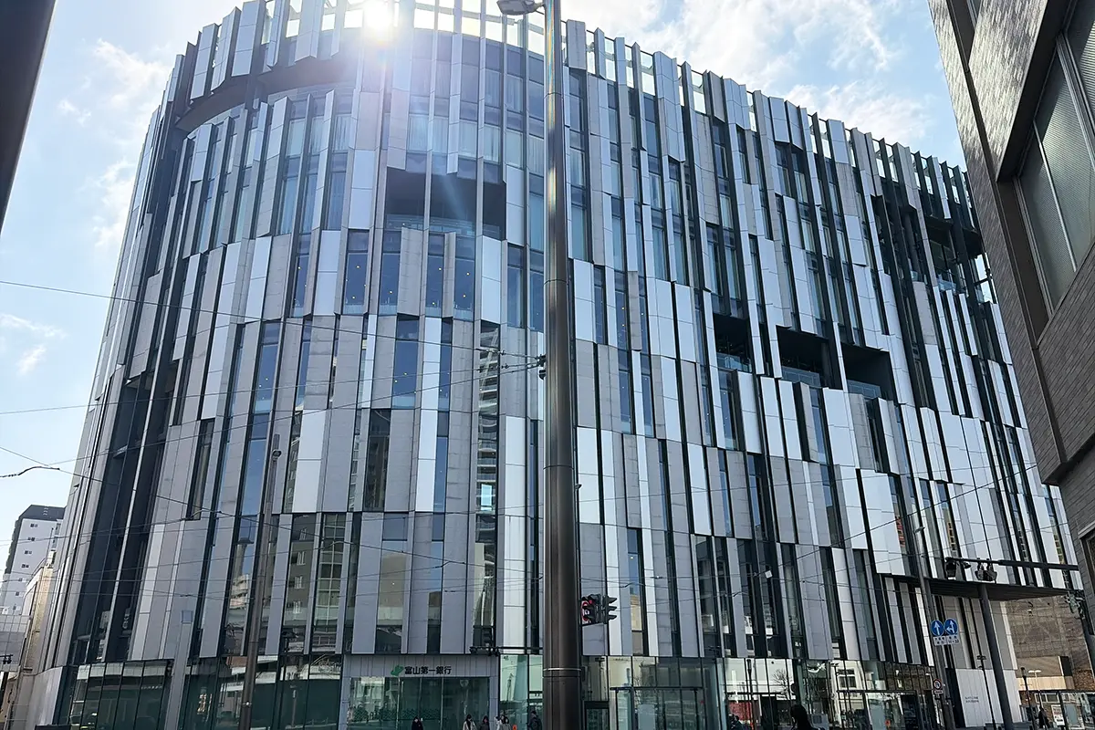 TOYAMAキラリ(富山市ガラス美術館・富山市立図書館)の特徴的な外観デザイン