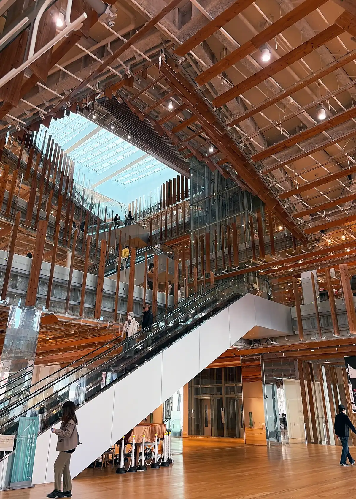 隈研吾設計のTOYAMAキラリ内部に広がる木材を使った立体的な空間