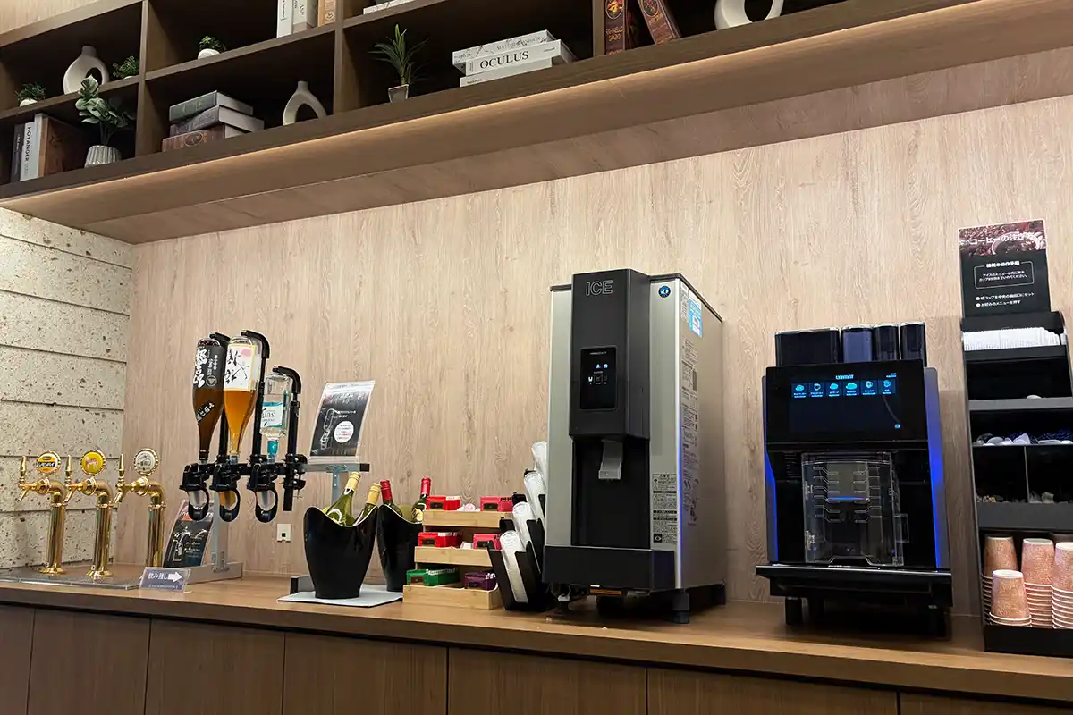 大江戸温泉物語Premium 伊香保のプレミアムラウンジにあるビールサーバーやドリンクコーナー