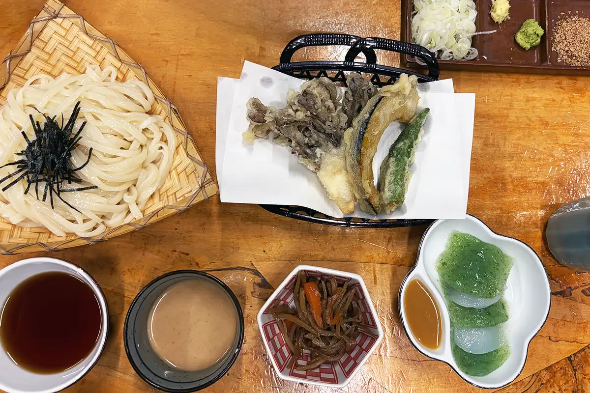 大澤屋の水沢うどん「華」セット。うどん、舞茸の天ぷら、刺身こんにゃくなど