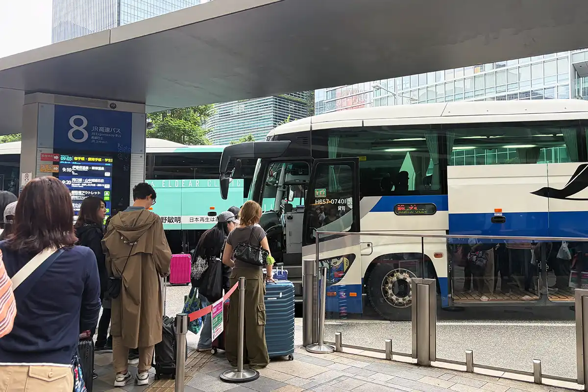 東京駅八重洲南口のJR高速バス乗り場。伊香保へ向かうバスと乗車待ちの人たち