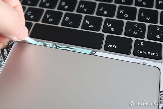 スキンシールをMacBook Airの内側キーパッド手前部分に貼り付け3