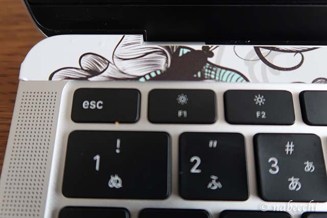 スキンシールをMacBook Airの内側キーパッド手前部分に貼り付け5