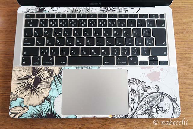 スキンシールをMacBook Airの内側キーパッド手前部分に貼り付け完成