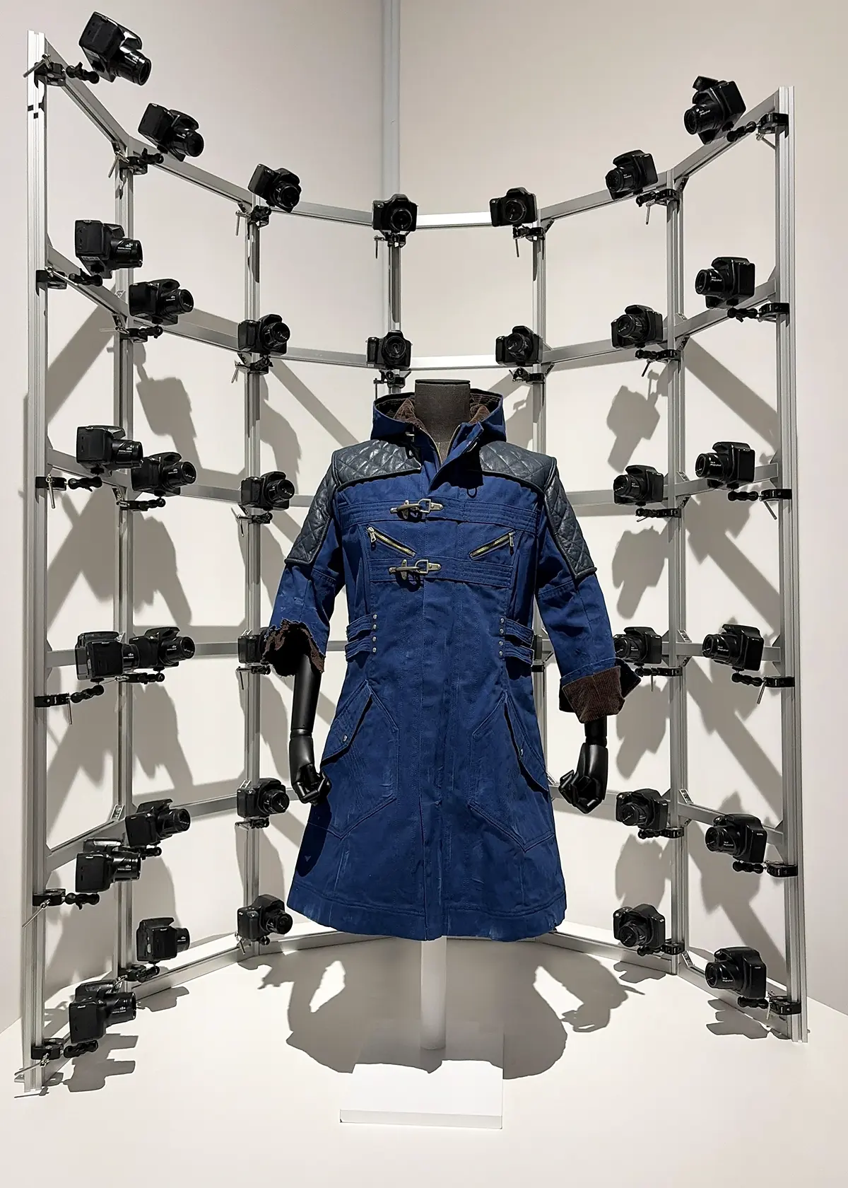 無数のカメラに囲まれた3Dスキャンの撮影セット