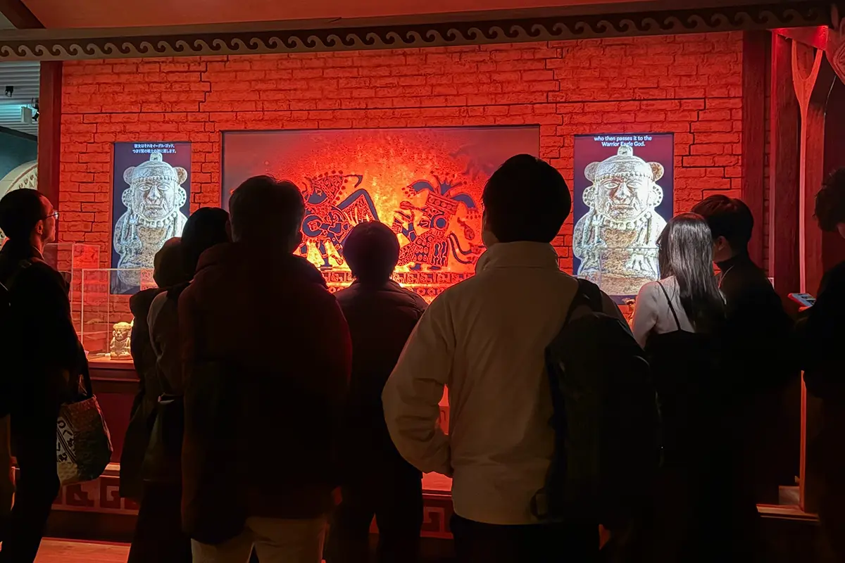 マチュピチュ展で映像演出に見入る来場者の様子