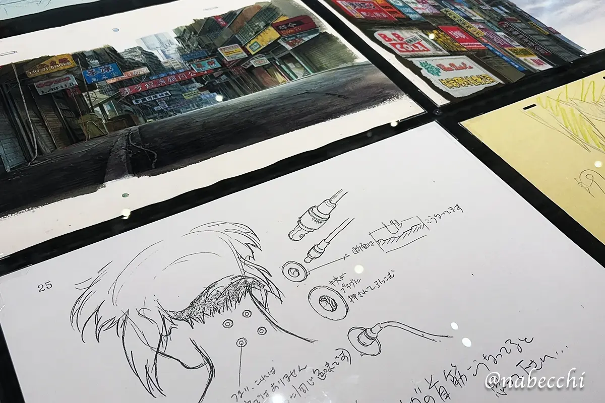 キャラクターの首筋やデバイスの詳細が描き込まれた緻密な手書き設定資料