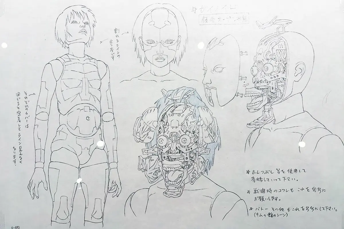 キャラクターの首筋やデバイスの詳細が描き込まれた緻密な手書き設定資料