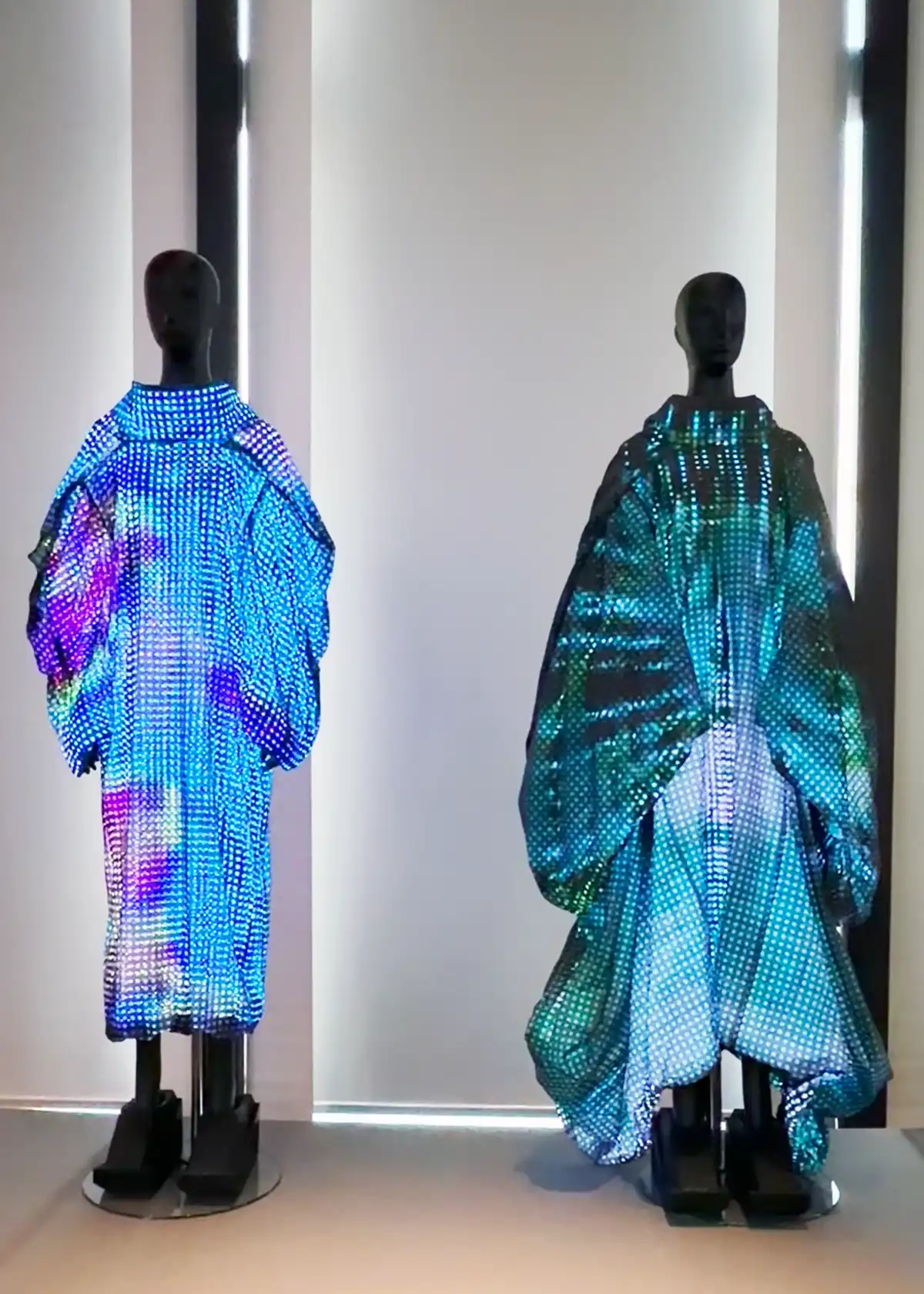 暗闇でサイバーパンクに発光する劇中衣装の展示