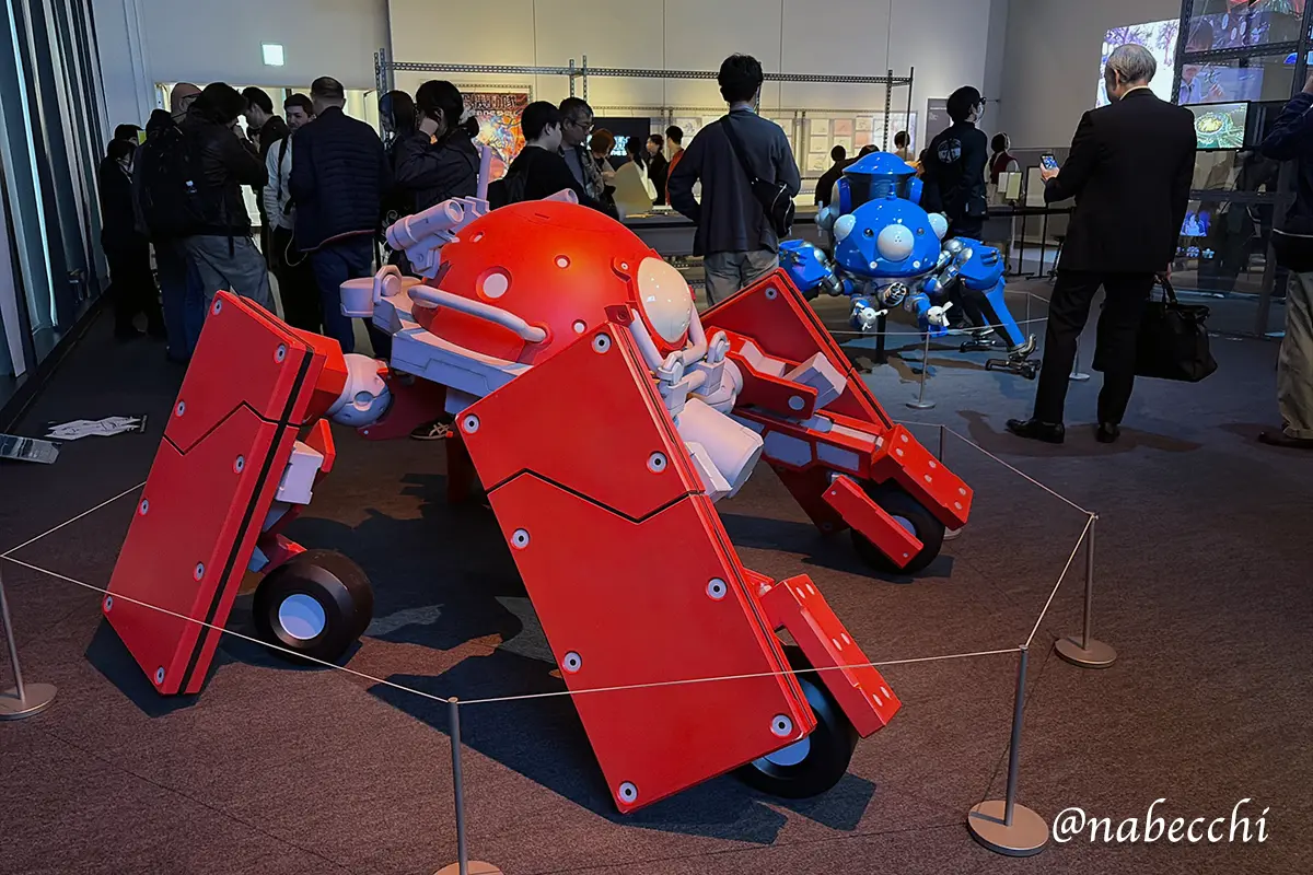アニメから抜け出してきたような、青い多脚戦車「タチコマ」の実物大展示。丸みを帯びたフォルムと金属的な質感がリアルに再現されている。