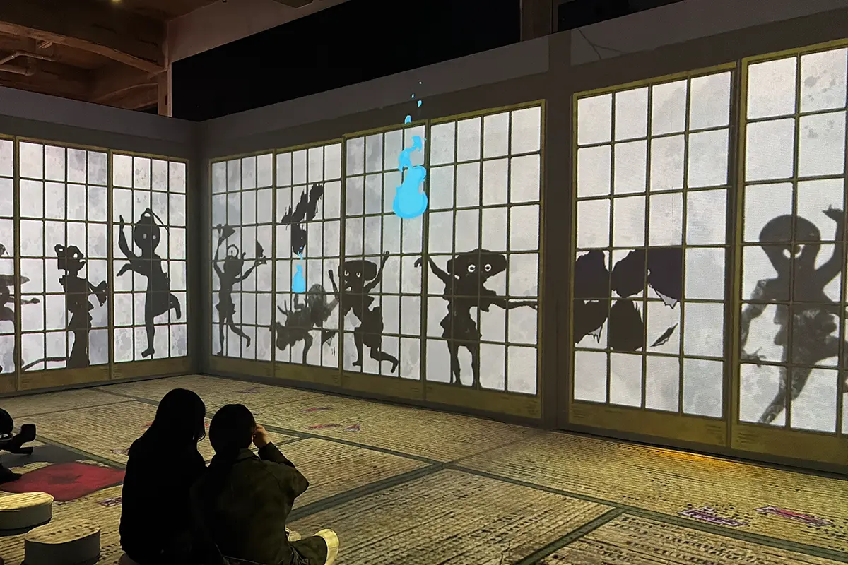 障子越しに映し出される、楽しげに踊る妖怪たちのシルエット演出