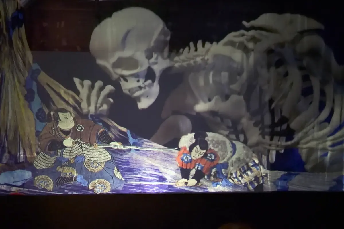 現代の技術で3D化され、おどろおどろしく動き出す巨大ながしゃ髑髏