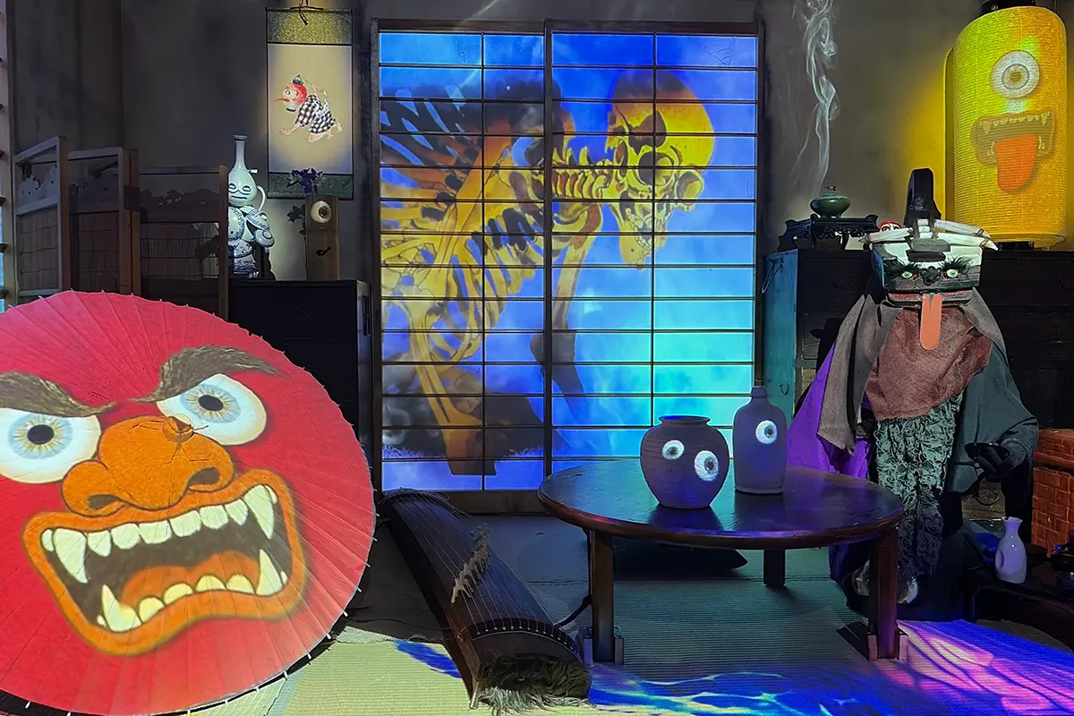 傘や提灯、器に魂が宿った付喪神たちが集う和室の展示風景