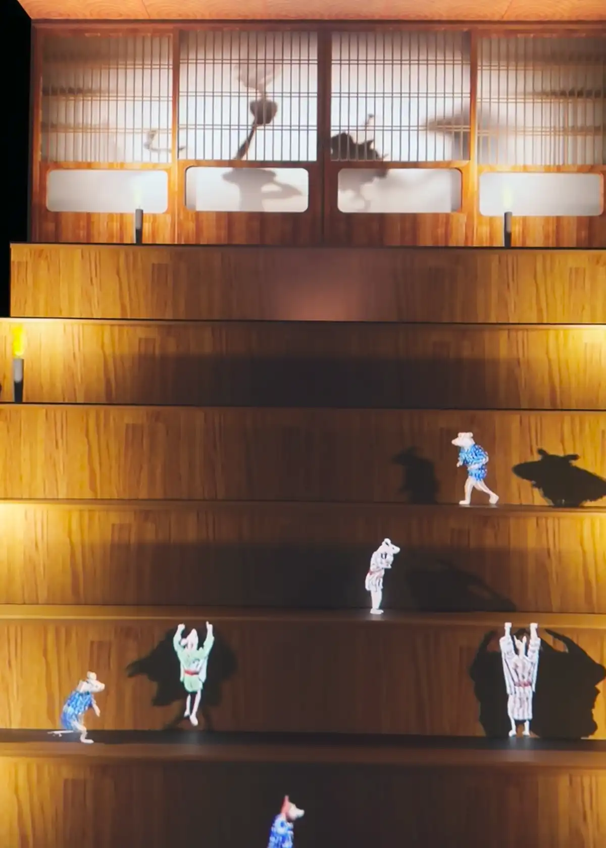 木製の階段をコミカルに駆け上がるネズミの妖怪たちの映像演出