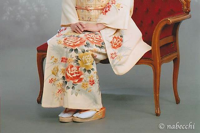母のアンティーク（昭和40年代）バラ柄着物に袖を通して記念写真