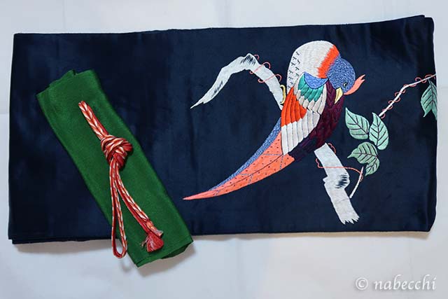 アンティーク黒繻子キジ刺繍帯に緑の帯揚げ、オレンジの帯締め