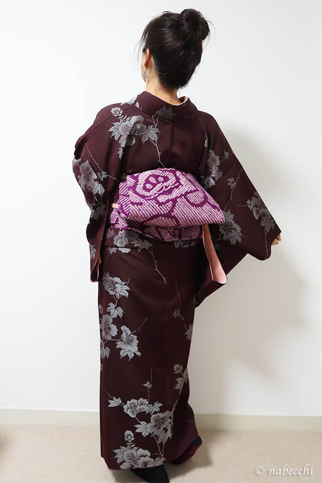 チョコ色着物に赤紫の絞り名古屋帯コーデ、後ろ姿