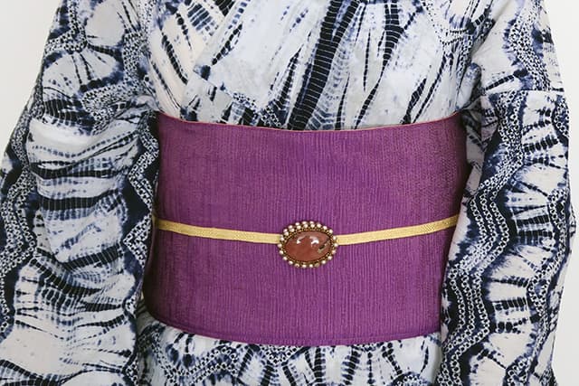 有松絞り浴衣に紫×ピンクリバーシブル半幅帯＋インカローズ帯留め 帯まわり