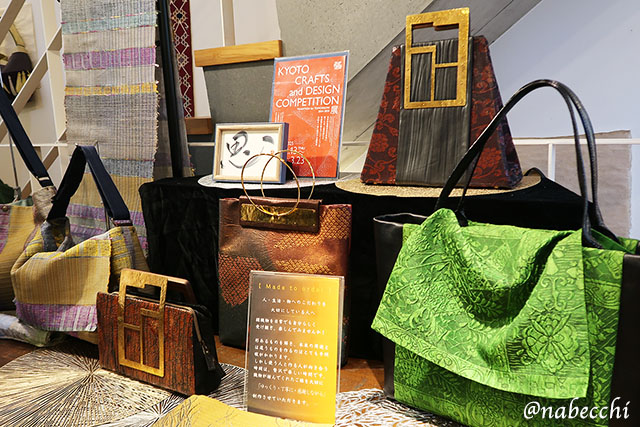 個々展に並ぶ帯バッグ展示